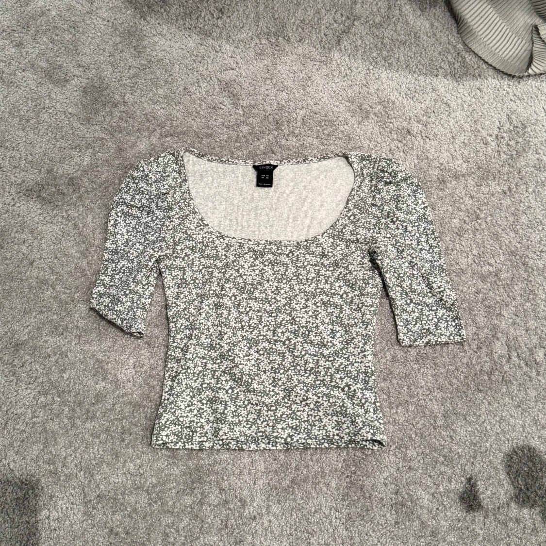 Grön blommig topp från Lindex  - 1