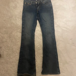 Mörkblå junkyard bootcut jeans - Säljer junkyard lågmidjade bootcut jeans för att dom aldrig har kommit till användning och är för små 