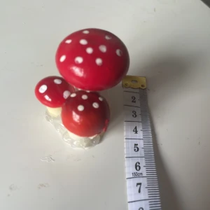 Svampkluster  - Köpte svamparna på second hand för 49kr som jag limmat ihop med Limpistol 