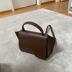 ATP Atelier Arezzo Handväska Walnut - Intressekoll på min bruna ATP väska🩷några få tecken på användning men är nästan i nyskick. 