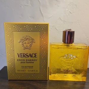 Versace Eros Energy pour homme - Versace Eros Energy pour homme är en eau de parfum med en volym på 100 ml. En väldigt fräsch citrus doft som är perfekt för sommaren. Flaskan har endast testats en gång, den är i princip helt ny!