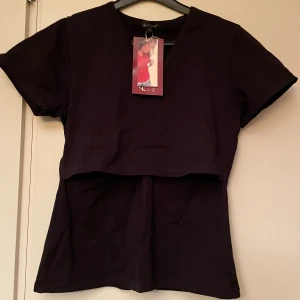 *NY*Svart amningstopp i stl S från Anna Cecilia, Presenttips  - Säljer en svart amningstopp från Anna Cecilia i storlek S. Toppen är tillverkad i 95% bomull och 5% spandex för extra komfort och stretch. Den har en smart design för enkel amning. 