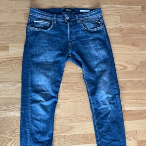 Blå jeans från Replay - Replay grover. Högra fickan har en defekt utöver det är jeansen i fint skick. Storleken 32/30.
