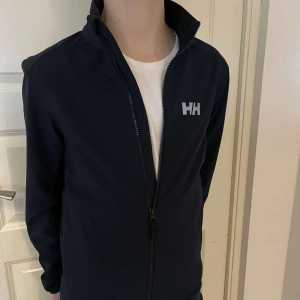 Helly Hansen windbreaker  - Säljer en fet Helly Hansen windbreaker i super bra skick✅inga defekter | skick 8/10 🤩| de är en perfekt jacka nu till våren som både är snygg och bekväm. Vid mer frågor kontakta gärna oss🤳😄tar också emot byten🔃