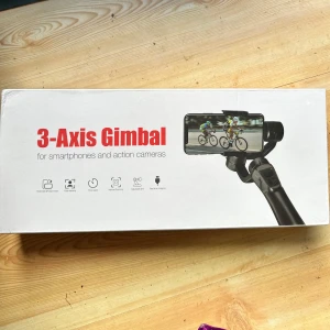 3-Axis Gimbal för smartphones och actionkameror - Säljer en 3-axlig gimbal som passar både smartphones och actionkameror. Perfekt för att fånga stabila och professionella videor. Kompakt design med enkla kontroller för smidig användning. Idealisk för vloggare och filmälskare.