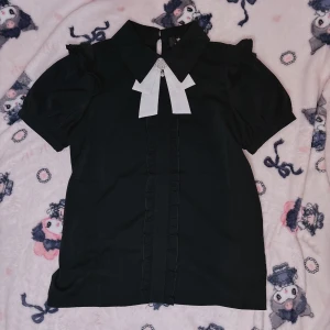 Rojita Jirai Kei Blus - Jirai kei blus från det japanska märket Rojita. I nyskick. Kommer med en pärlbrooch. 