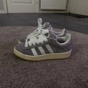  Adidas campus 00’s - Snygga grå Adidas campus 00’s i storlek 36. Används ett fåtal gånger och är i väldigt bra skick. 
