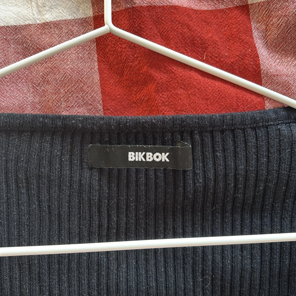 Svart ribbad tröja från Bik Bok - 2