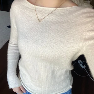 Vit tröja från Massimo Dutti - Säljer en vit kashmir tröja ifrån Massimo Dutti. Köpt second hand, använd endast fåtal gånger. Nypris ca 800kr