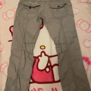 Grå byxor från Esprit - Suuuuper snygga lågmidjade cargo byxor. Säljer då dem är för små, passar folk med stl S, skriv för frågor💕