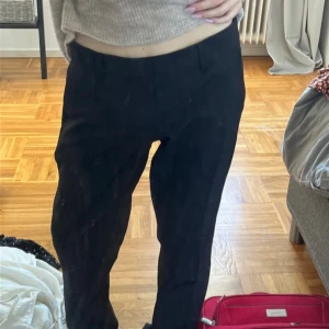 Svarta kostymbyxor - Jättefina lågmidjade kostymbyxor från Bik Bok i modellen ”Vera”. Säljer då de är försmå, endast testade på🤗Nypris: 499kr. Ställ gärna frågor ifall ni undrar över något!😊