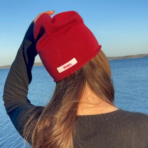 Burgundy  - Mitt uf företag som säljer tunna mössor med rullade kanter perfekt till våren!  Med dess 30% Kashmir och 70% merino ull håller den dig perfekt varm utan att bli för varma. Finns i begränsad mängd så passa på!❤️