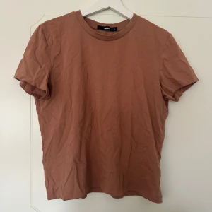 T-shirt - Brun/kopparfärgad T-shirt som knappt är använd. Lite ljusare i färgen än bilden visar