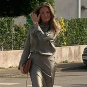 Grön silkesblus från ahlvar gallery  - Grön silkesblus från ahlvar gallery💕 säljer även matchande kjol i annan annons är man sugen på båda kan vi komma överens om ett lite bättre pris för båda🥰 nypris: 2495  (jag har tagit bort två knappar som satt en på respektive arm som man kunde knäppa med, ansåg att det bara tyngde ner ärmen och ville gäller att den skulle vara ”flowig” den är borttagen även på bilderna🥰