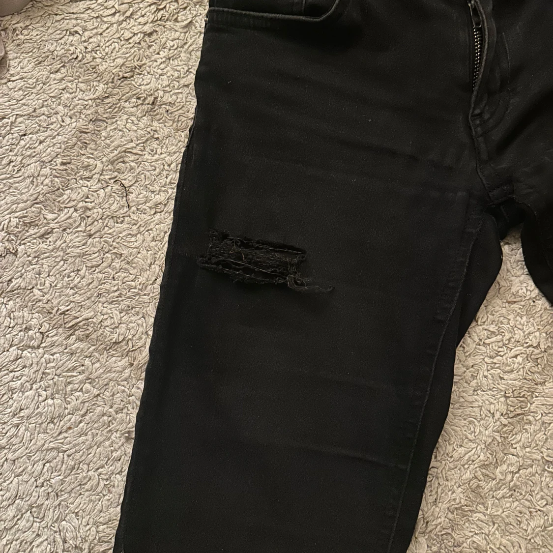 Svarta jeans med slitningar - 4