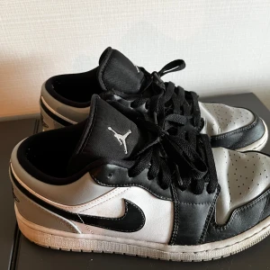Air Jordan Low Shadow Toe - Jordans i färgen ”Shadow Toe” i hyfsat skick. Använda en del men har inga stora defekter. Skriv för bild på mindre defekt. Original pris 2200-2600