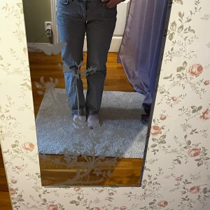 Blå jeans med normal passform - Snygga grå jeans med en klassisk look och normal passform. De har en rak design och är perfekta för en avslappnad stil. Jeansen har en knappgylf och är tillverkade i ett slitstarkt material.