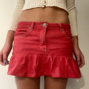 Jeanskjol med volang - Supersnygg röd jeanskjol med vita sömmar!Midjemått: 41cm.💞