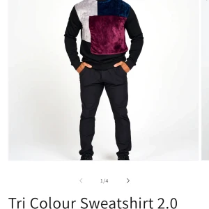 La vichy sweatshirt  - Snygg tröja med tre färger: svart, vinröd och mörkblå. Den har en unik design med blockmönster och långa ärmar. Perfekt för en stilren look.