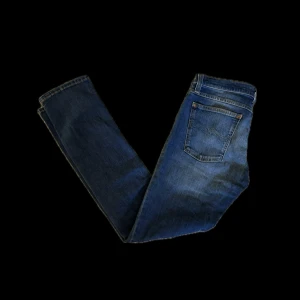 Nudie jeans - Säljer ett par ljusblå nudie Jeans modell Tight long John - storlek W 29 L32 - ny pris 1600 - jätte bra skick knappt använda - skriv vid funderingar och pris kan diskuteras!!