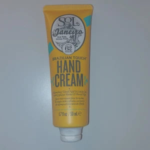 Handkräm från Sol de Janeiro - Återfuktande handkräm med doft av brasiliansk touch. Innehåller cupuaçusmör och brasiliansk nötolja för mjuka och smidiga händer. Perfekt för daglig användning och ger en lyxig känsla.