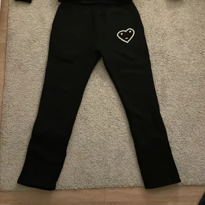 Svarta byxor från Carsicko - Säljer svarta byxor från Carsicko. Använd ca 1-2 gånger. Tröja finns på profilen