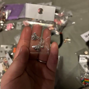 Silverörhängen med ögonmotiv - Säljer ett par unika silverörhängen med ögonmotiv och små detaljer. Perfekta för att ge en personlig touch till din stil. Kommer i en praktisk förpackning.