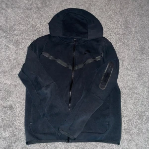 Nike tech - Säljer Nike tech fleece svart. Storleken XL barn, jag är själv 175cm är den funkar för mig, men bara inte min stil. Inga skador, pris kan diskuteras, skriv gärna om du har frågor😃
