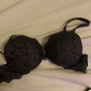 Grå spets-bh - En grå bh från Cubus. Säljer då den inte passar mig och knappt använt! Köpte för över 200 nått jag minns inte riktigt tror typ 250