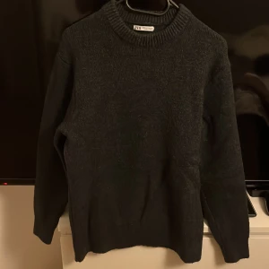 Stickad tröja från Zara - Säljer en stilren stickad tröja från Zara. Storlek S och knappt blivit använd. För mer frågor är det bara och höra av sig!
