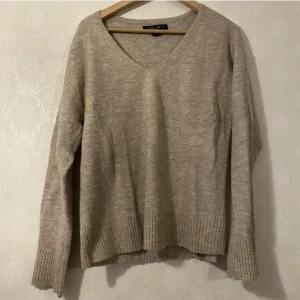 Beige stickad tröja - Säljer min stickade tröja i beige storlek M
