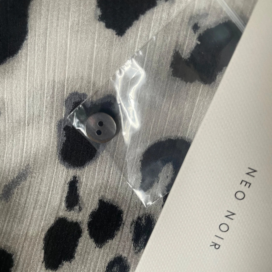 Leopardmönstrad klänning från Neo Noir - 3