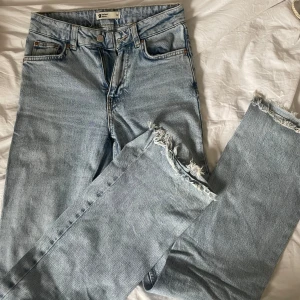Ljusblå jeans från Perfect Jeans - Säljer ett par ljusblå jeans från Perfect Jeans. De har en klassisk femficksdesign och en dragkedja med knapp framtill. Jeansen har en rak passform och är perfekta för en avslappnad stil. Perfekt för dig som älskar en tidlös look!