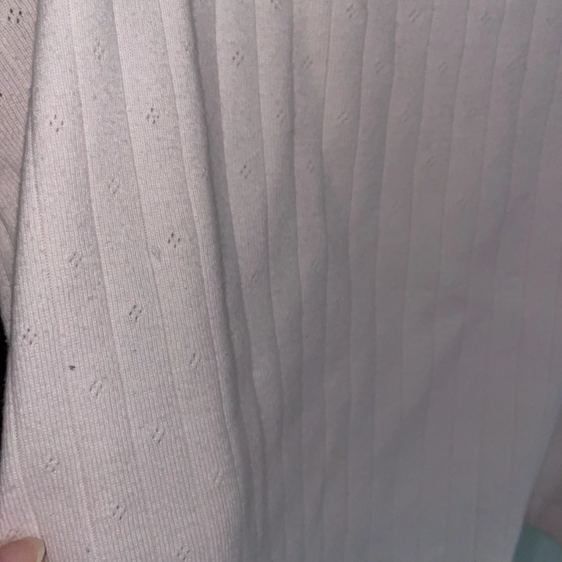 Ljusrosa ribbad linnetopp med spetsdetaljer - 2