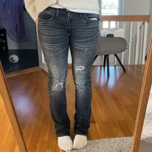 Ltb jeans - Säljer dessa jeans eftersom dom inte kommer till användning, bra sick och nästan aldrig använda. Jag är 170 och dom går hela vägen ner till marken! Storlek W28 L32. Hör av er vid frågor🤗
