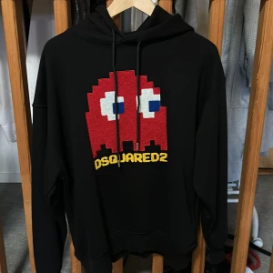Dsquared2 Hoodie - En Dsquared2 hoodie som är i nyskick. Storlek S men är oversized så passar även M.