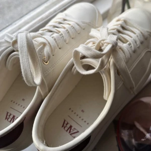 Vita sneakers från Zara - Snygga vita sneakers från Zara! Endast använda vid ett tillfälle och säljer då jag råkat köpa i fel storlek❤️