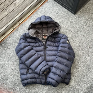 Colmar jacka - Säljer denna riktigt snygga colmar jacka! Navy blå. Size 52 vilket motsvarar M-L! Skick 7,5/10. 1 liitet hål samt nån enstaka fläck. Hör av dig vid minsta fundering😊