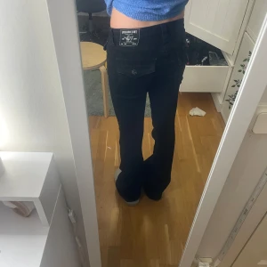 Lowwaist true religion byxor - Superfina jeans från true religion i modellen joey strl 26/xs/s som knappt går att få tag på och är slutsålda nästan överallt! Så så fina men passar tyvärr inte mig så bra. Skriv för mer bilder. lite högre pris för att jag inte är säker på att jag vill sälja och kanske tar bort annonsen om ett tag.