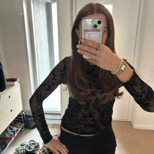 Svart spetsblus - Snygg svart spetsblus med långärmad design och blommigt mönster💞inga defekter ! Passar xs och s ! Skriv vid frågor 💞