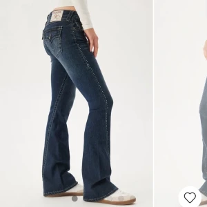 Mörkblå bootcut jeans - Snygga mörkblå bootcut jeans med låg midja från true religion. Dem har strass deklaration och typ i nyskick. Säljer då jag inte andvänder dem så ofta. Jag ska göra ett byte därav priset 