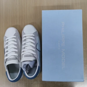  Philippe Model skor 43 - Säljer ett par helt nya Philippe model skor, storlek 43, pris kan diskuteras🙌