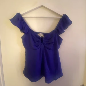 Snygg blå babydoll top - jätte fin babydoll topp från Vero Moda! Går att justera urringningen som man vill ha den:) Endast provad och aldrig använd💕
