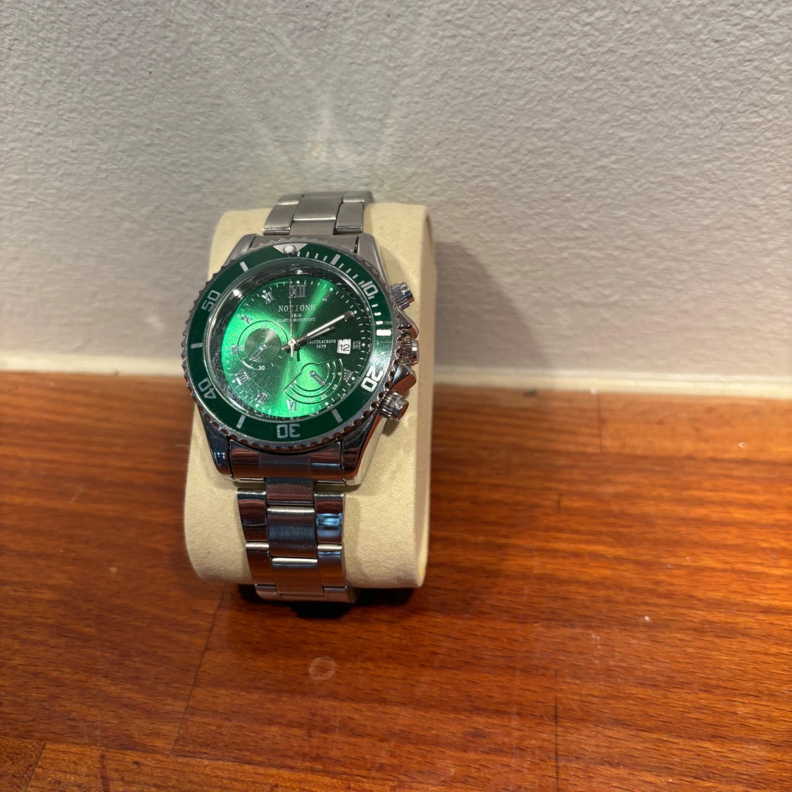 Klocka med grön urtavla och silverarmband - 1