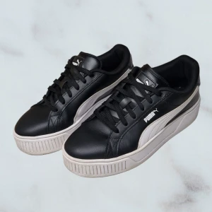 Svarta sneakers från Puma - Köpte 2 olika par förra året, men den här modellen va mindre i strl och passar bäst 38-38,5. Har SOFTFOAM+ i sulan och har blivit använda max 7 gg i korta streckor. Har inte velat sälja dom men kan inte använda dom i längden.🤍🖤 Nypris: ca 900:-