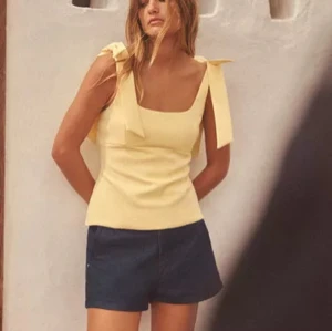 Gul topp från Zara - Säljer denna topp från Zara helt ny med prislapp i storlek xs. Helt slut på hemsidan