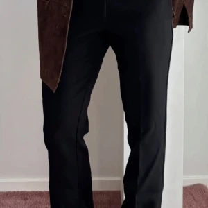 Svarta kostymbyxor - Jätte fin kostymbyxor från Bikbok, säljer då dem har blivit för små, inga defekter, köptes föra året. Skriv om du har funderingar 💗 