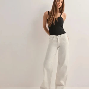 Vita low waist jeans  - Helt oanvända jeans. Hade ingen användning för dem eftersom att de var för korta ( jag är 176 ). Köpte dem för 600