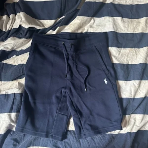 Mörkblå shorts från Ralph Lauren - Helt nya mörkblå shorts från Ralph Lauren med klassisk logga på benet. De har en bekväm passform och snörning i midjan. Använda max 3 gånger! 