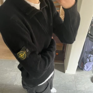 Stone island stickad tröja - säljer en stickad stone island tröja då jag inte har behov av den längre, använt fåtal gånger. perfekt för kyliga sommar kvällar kom dm vid funderingar
